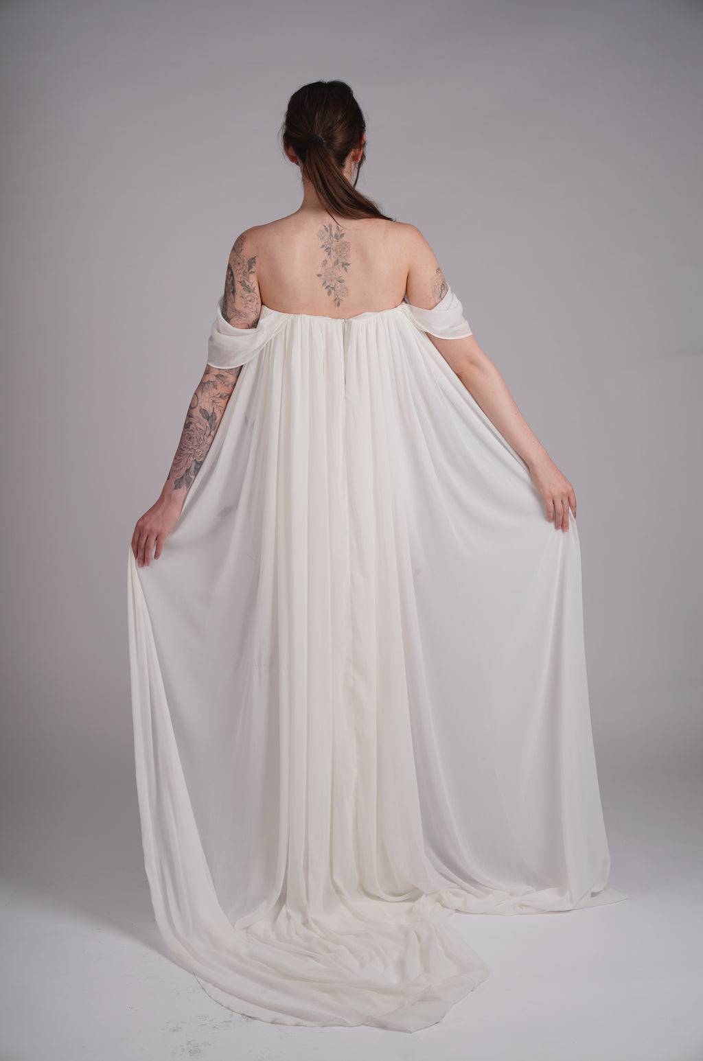 【PRE-ORDER]】Éclat Fuchsia Cape Gown